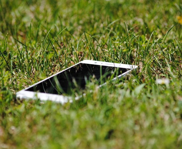 电话号码归属地查询 App 的数据看板界面截图，深棕底色的仪表盘上排列着号段分布、运营商占比与今日查询次数的柱状图与环形图